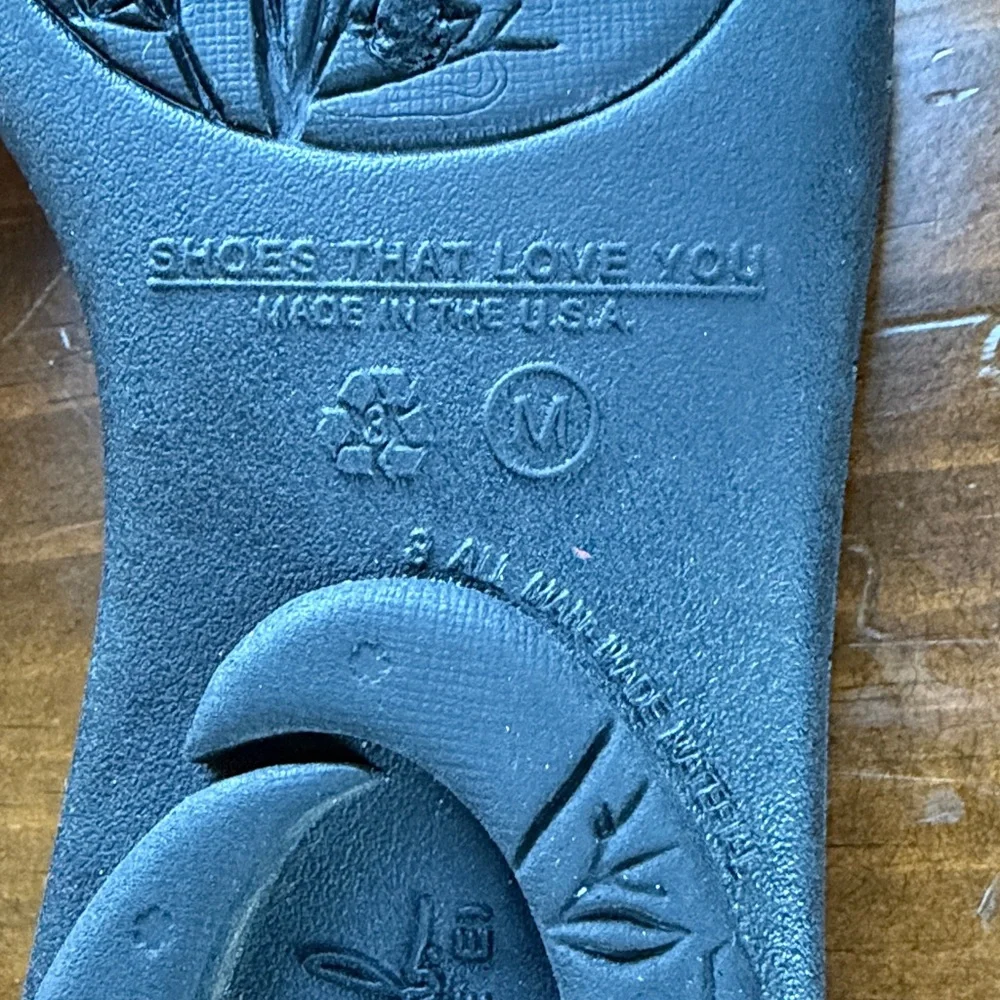 Oka B Sandals Black Flip Flops Flower Accent - M - Picture 10 of 12